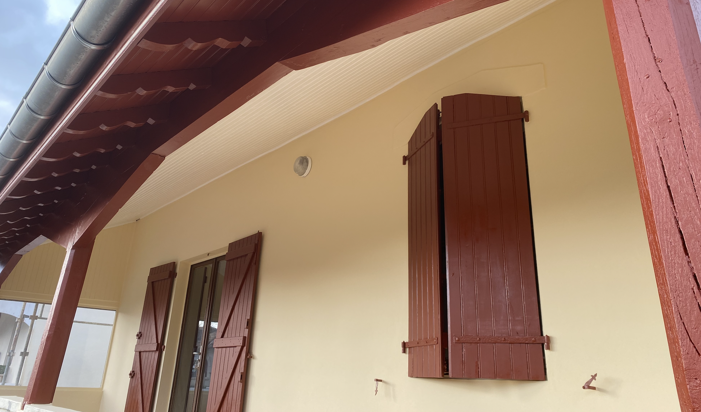 Rénovation boiseries et dessous de toit peinture microporeuse Hossegor