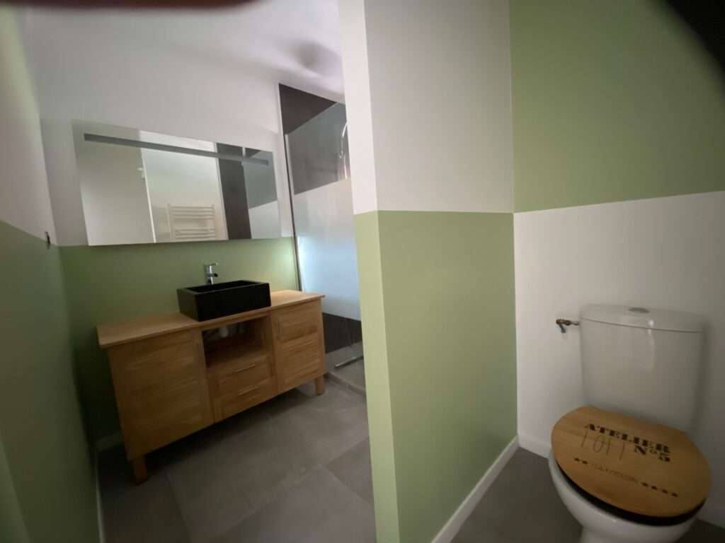 Peinture Airless à Dax Artisan peintre utilisant un pistolet Airless haute pression pour peindre les murs d'une maison neuve à Dax.