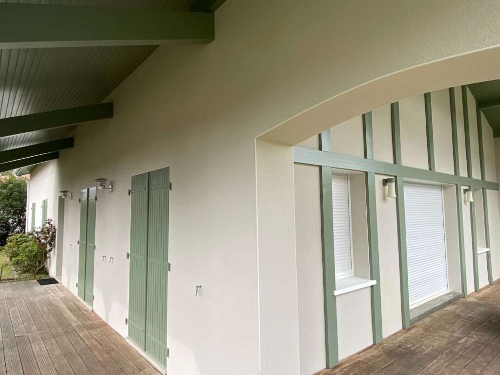 Finition peinture mate sur les murs d'un salon moderne réalisé par un peintre professionnel à Dax.