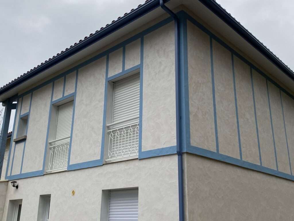 Artisan peintre effectuant le nettoyage et le traitement hydrofuge d'une toiture à Dax.