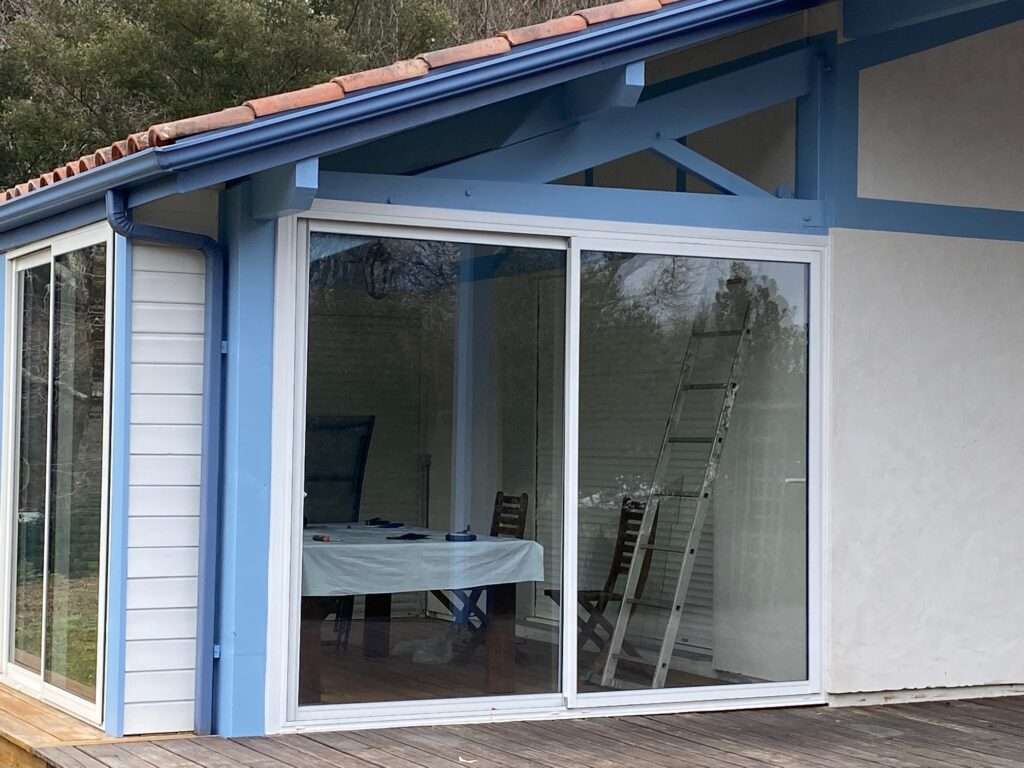 Peintre à Dax : Nettoyage et peinture de façade sur une maison traditionnelle landaise près de Dax.