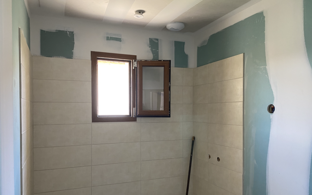 Enduit de Lissage à Soustons : Ponçage sans poussière d'un enduit de finition mural avant peinture dans une maison à Soustons.